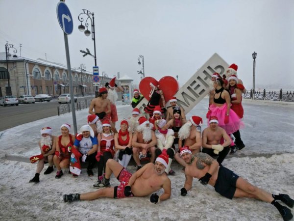 35 голых Дедов Морозов и Снегурочек поздравили Тюмень с Новым годом