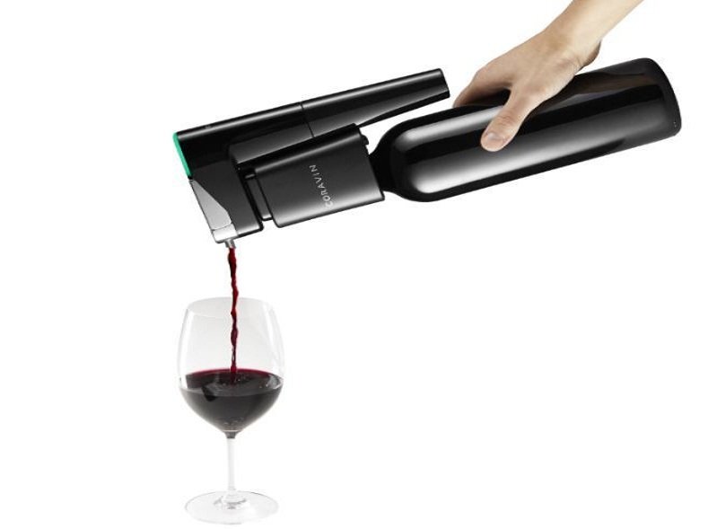 Смарт-штопор, наливающий вино из закрытой бутылки, стоит 999 долларов ФОТО
