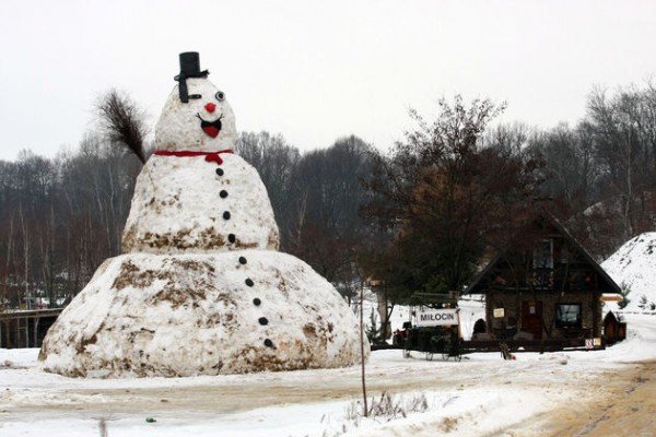 «Потому что скучно»: В Польше построили 9-метрового снеговика