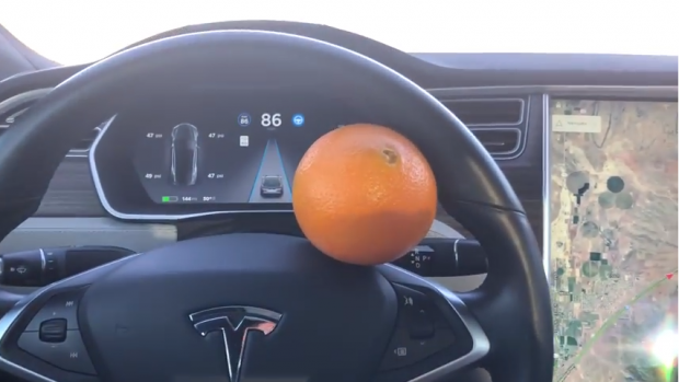Автопилот Tesla можно обмануть при помощи апельсина