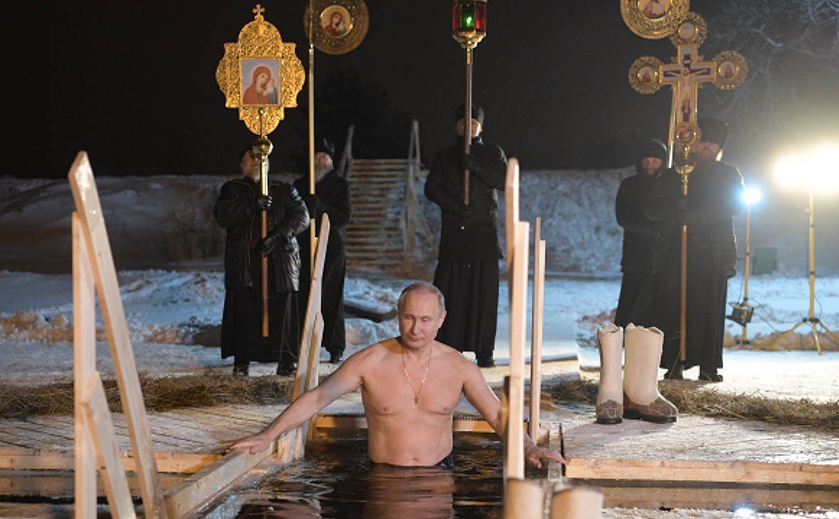 Владимира Путина в тулупе засняли перед купанием в проруби на Селигере