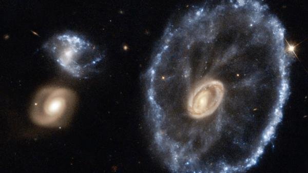 Hubble запечатлел живописное столкновение двух галактик