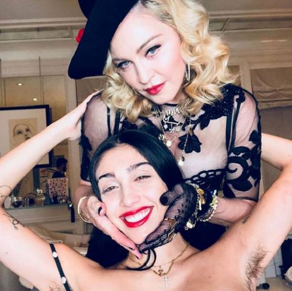 21-летнюю дочь Мадонны раскритиковали за небритые подмышки