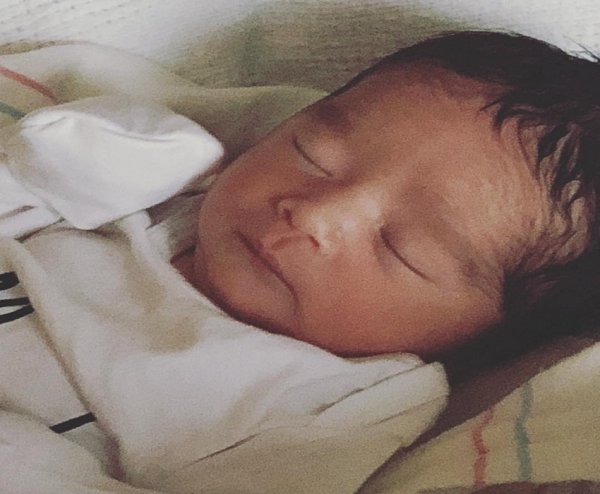Джессика Альба впервые опубликовала фото своего новорожденного сына