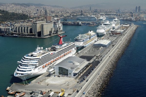 В порту Барселоны паром столкнулся с круизным судном