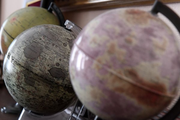 Во Франции продают глобусы с российским Крымом