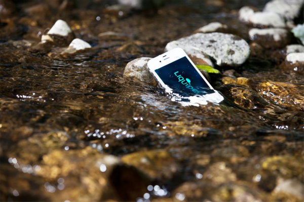 Рыбак нечаянно утопил смартфон и выловил его через пару дней