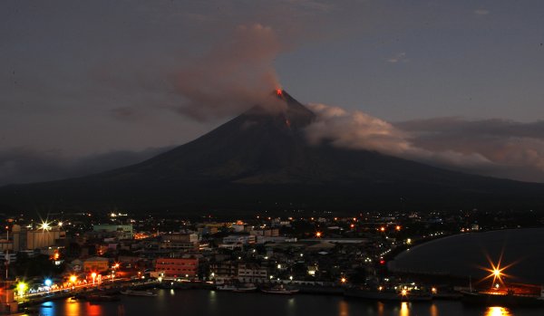 Филиппинский вулкан Майон проснулся и начал извергать лаву