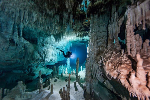 В Мексике обнаружили крупнейшую на планете затопленную пещеру