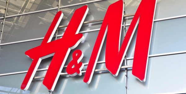 Семья мальчика из рекламы H & M покинула Стокгольм из-за расистского скандала