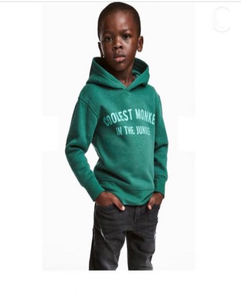 Семья мальчика из рекламы H & M покинула Стокгольм из-за расистского скандала