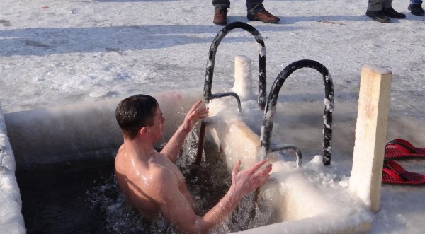 Зачем россияне купаются в проруби на Крещение?