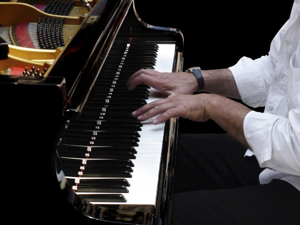 Разный стиль музыки по-разному влияет на мозг пианистов