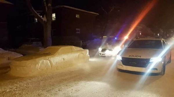 Канадец разыграл полицейских слепленным из снега автомобилем
