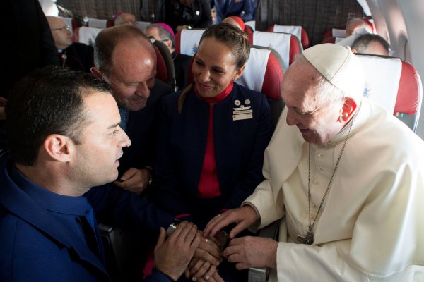 Папа Римский Франциск провёл венчание стюардессы и бортпроводника во время полёта