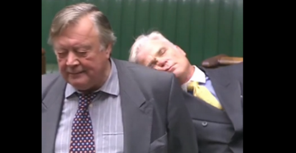 В Британии заскучавший на дебатах по Brexit депутат уснул в прямом эфире