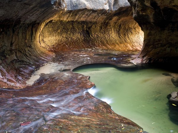 В пещере в Швейцарии 8 человек попали в ловушку