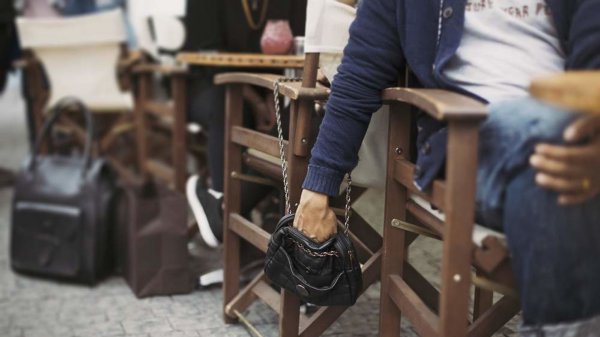 Житель Новгородской области украл сумочку у посетительницы кафе