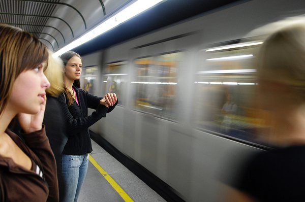 В метро Москвы стало не безопасно: Как распознать извращенца «прижималу» за спиной?