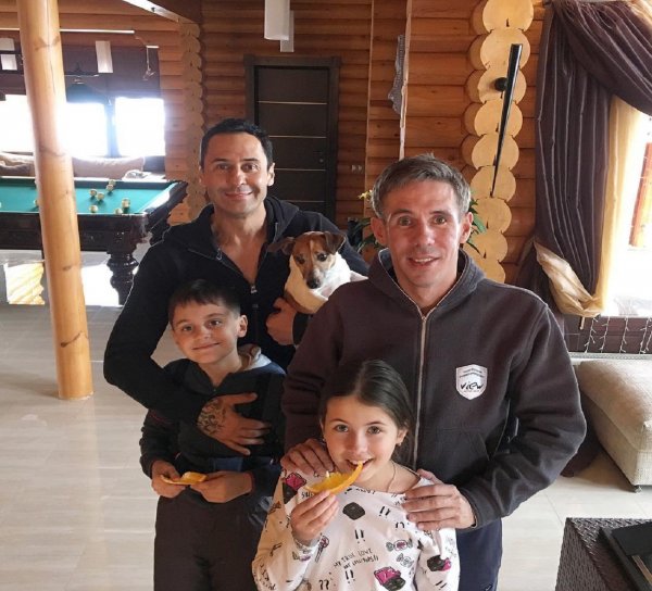 Панин и Косютшкин с детьми отдыхают на родине Есенина