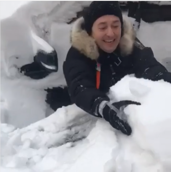 Сергей Безруков потерял машину в снегу