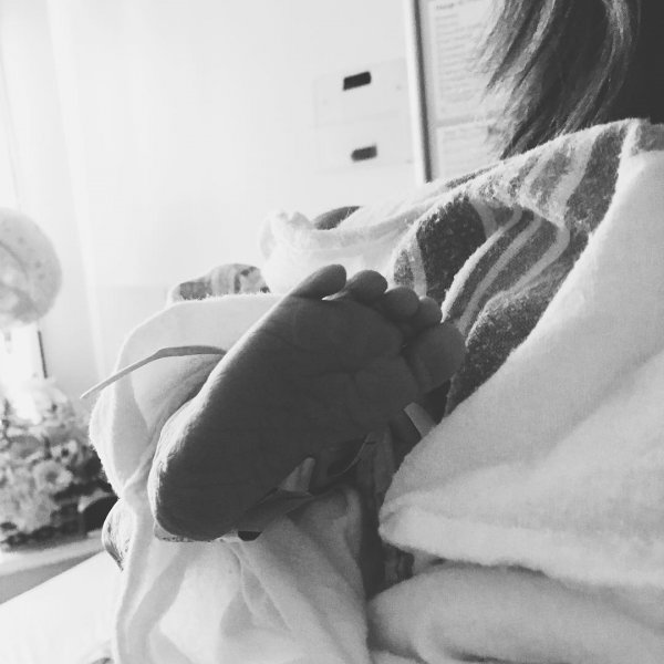 Аарон Пол показал фото новорожденной дочери в Instagram