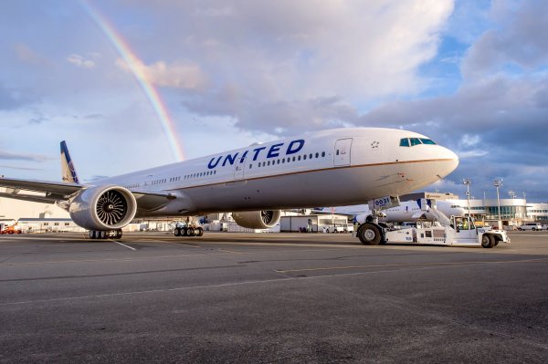Боинг United Airlines экстренно приземлился в Гонолулу из-за отвалившейся обшивки