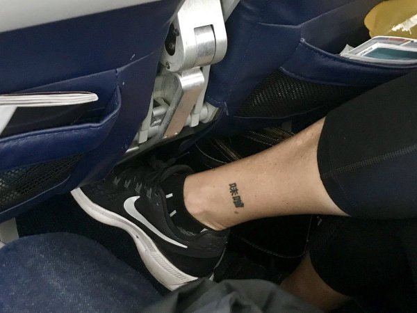 Татуировка-иероглиф «суп мисо» насмешила пассажира самолета