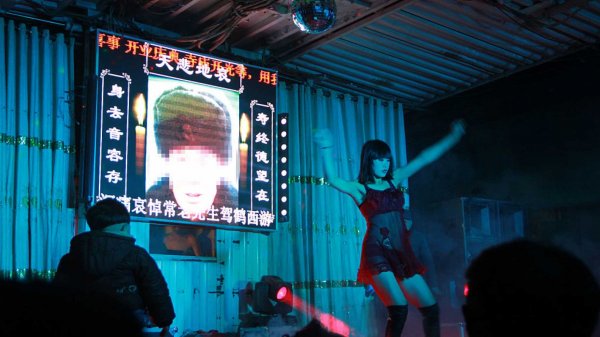 Китайские власти ведут активную борьбу с эротическими танцами на похоронах