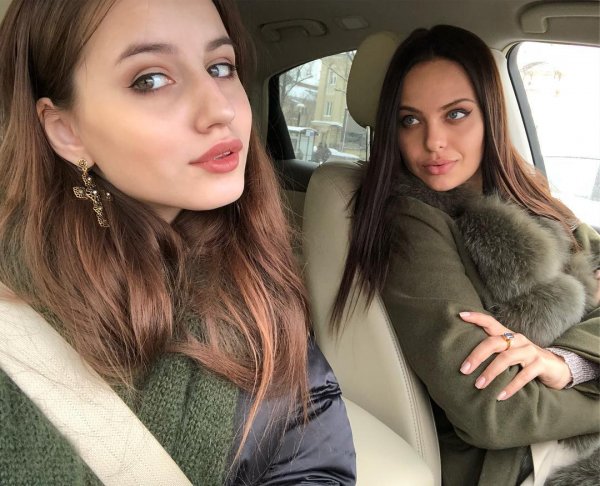«Беспощадная конкуренция»: «Русская Анджелина Джоли» показала сестру в Instagram 