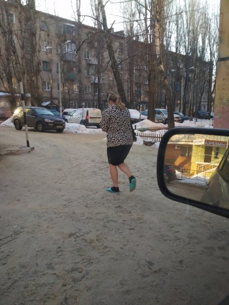 Женщина в сланцах и юбке прогулялась по Воронежу