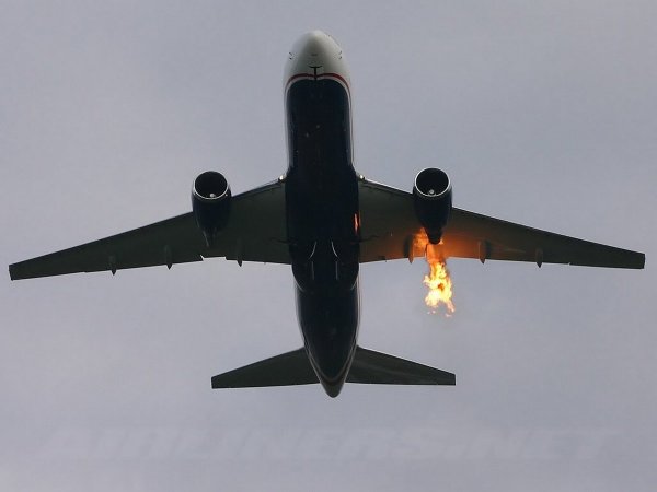 В США экстренно сел самолет с горящим двигателем