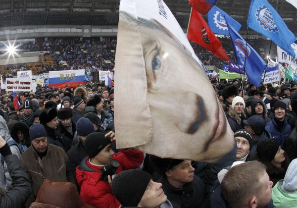 Сторонников Навального задерживают на митинге в поддержку Путина