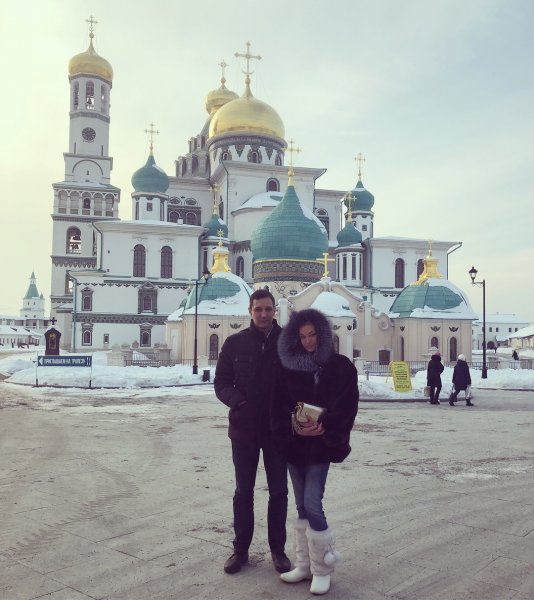 Он точно её не любит: Анастасия Волочкова с любовником посетила мужской монастырь