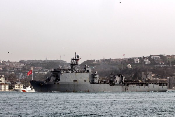 Десантный корабль ВВС США вошёл в Черное море