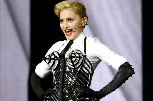 Мадонна показала грудь, поедая бумагу с Кардашьян