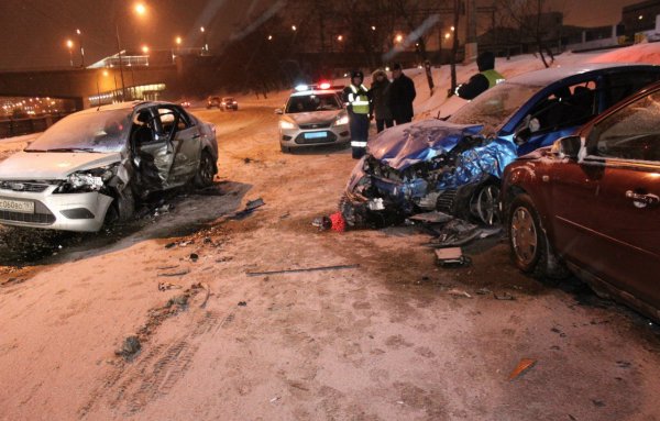 Два человека пострадали при столкновении иномарок в Москве