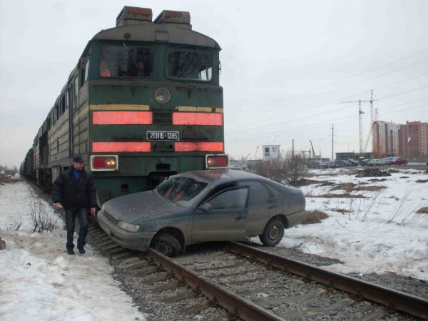 В Подольске автоледи врезалась на машине в тепловоз
