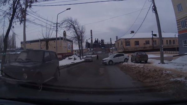 В Липецке на видео попали неадекватные автомобильные маневры водителя