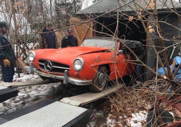 В старом гараже нашли забытый на 40 лет классический Mercedes-Benz