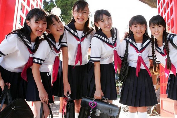 Юные школьницы предлагали потрогать их за грудь в Японии
