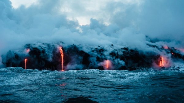 Геологи сумели картировать подводный вулкан во время извержения