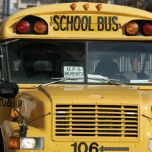 Школьный автобус и «скорая» столкнулись в Нью-Йорке: 3 раненых