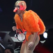 Майли Сайрус вышла на сцену с пластиковым пенисом на носу