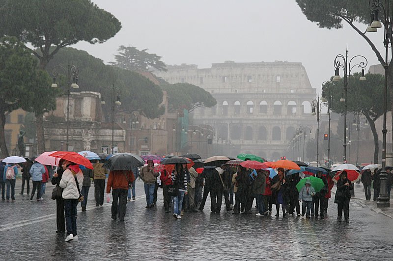 Погода в риме италия. Дождь в Риме. Дождь в Италии. Италия осадки. Экскурсия под дождем.