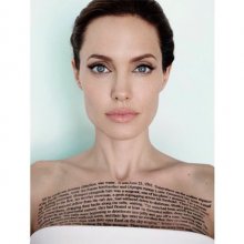 Анджелина Джоли набила татуировку со сценарием на груди
