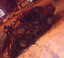 В Кемерово произошло серьезное ДТП с иномаркой и ВАЗ-21099