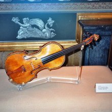 Анфиса Чехова берет уроки игры на скрипке