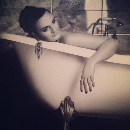 Елена Ваенга опубликовала интимное фото в ванной