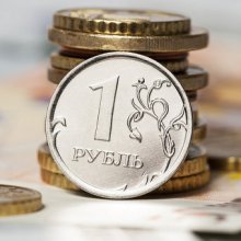 Рубль начал день снижением к евро и доллару